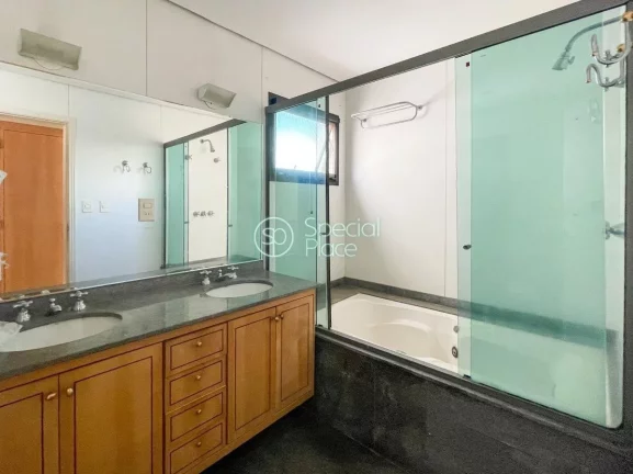 Imagem Apartamento enorme. São 215m2 de área útil, 3 dormitórios ( 3 suítes ) e 4 vagas na garagem. Li...