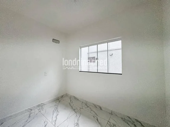 Imagem Casa geminada na Zona Oeste de Londrina com 3 dormitórios (1 suíte), sala ampla, cozinha, 2 banheiros, 2 vagas de garagem e 105m² em terreno de 150m²