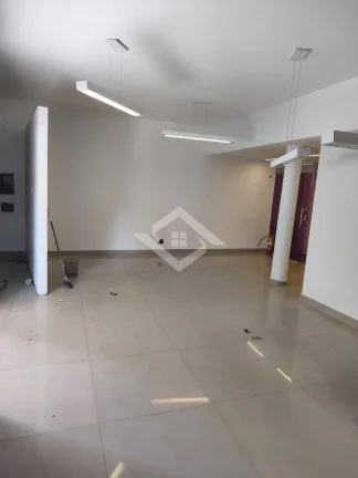 Imagem Loja Comercial de 80m² – Pronta para o Seu Negócio na Rua Aurelino Leal.