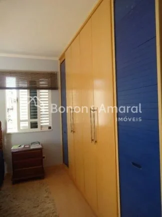 Imagem Belíssimo sobrado em condomínio de alto padrão. Planta bem distribuída com 4 quartos com armári...