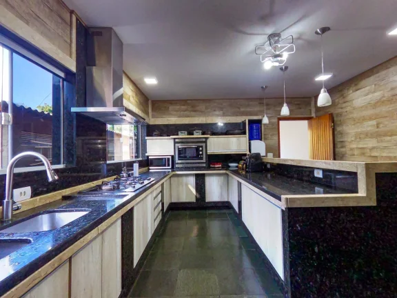 Imagem Permuta por Casa em Avaré/SP, Botucatu/SP ou Litoral/SP - Chacará em Terreno de 1.090 m² com 400 m² Construídos, Lazer Completo e Estrutura Impecável