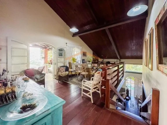 Imagem Casa com 330m² de área construída e terreno de 1.050m². Possui 4 dormitórios, sendo 2 suítes, ...