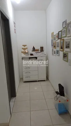 Imagem Casa com laje, 2 quartos (1 suíte com banheira), sala, copa e cozinha conjugadas, garagem para 2 carros, churrasqueira, portão eletrônico e ótima localização