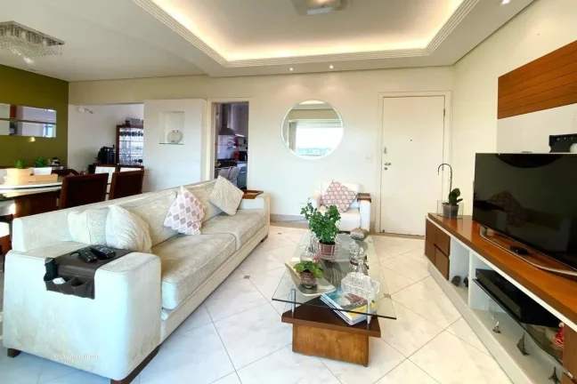 Imagem Este espaçoso apartamento oferece uma combinação perfeita de conforto e conveniência. Com quatro...