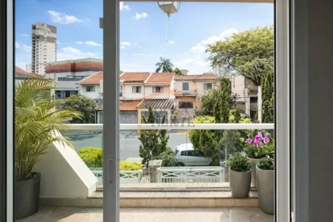 Imagem Sobrado com 230 m² de área útil, com 4 dormitórios, sendo 3 suítes, e 5 banheiros. Possui sala ...