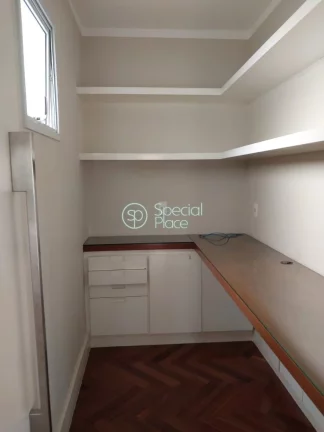 Imagem Excelente apartamento, com 240m² bem distribuídos, amplo living com varanda em L, lareira e uma vi...