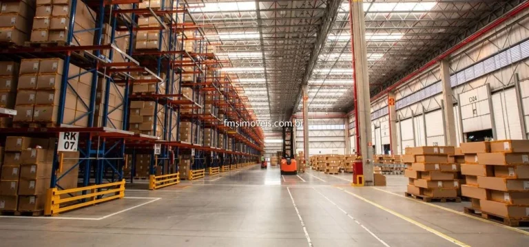 Imagem Galpão Industrial para Locação em Embu das Artes-SP, Bairro Jardim Magaly: 5 Salas, 50 Banheiros, 40 Vagas de Garagem, 45.500m² de Área.