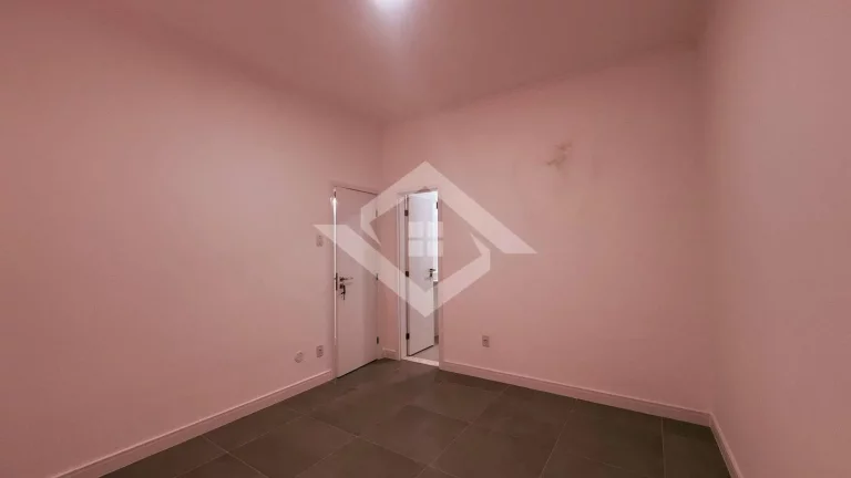 Imagem Apartamento de 4 Quartos Reformado no Posto 4 de Copacabana – Venda Direta!