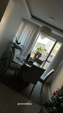 Imagem Amplo e iluminado apartamento com vista frontal para rua e piscina, que conta com sala de estar, sal...