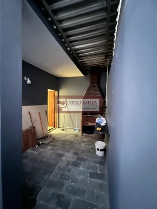 Imagem Alugo Oportunidade no em Interlagos região da cidade Dutra. Sobrado de 108m², imóvel com 2 Suítes, 1 com varanda, Cozinha ampla, Sala de estar, Sala de Jantar, Lavabo, Churrasqueira com cobertura Tetratil Zetaflex, quintal, 2 vagas de garagem cobertas com