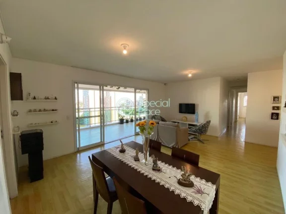 Imagem Amplo apartamento à venda com 4 quartos, sendo 2 suítes, e 4 banheiros no total. Este apartamento ...