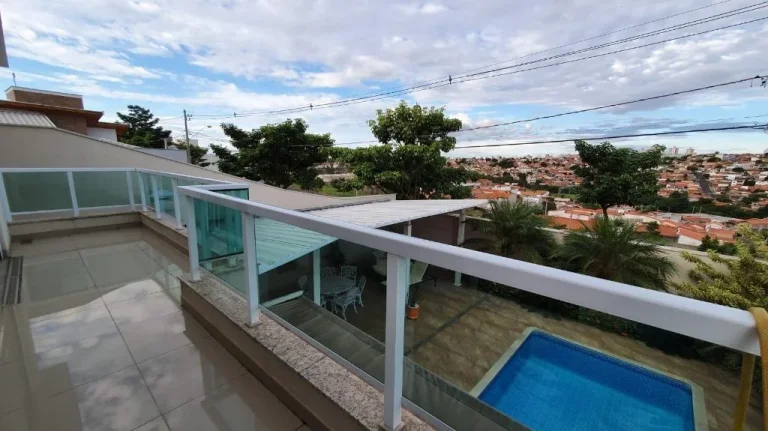 Imagem Sobrado em condomínio fechado com 404m² de terreno e 480m² de área útil contendo. No primeiro p...