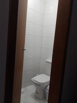 Imagem Terreno com 2 Sobrados, meio lote, com suíte