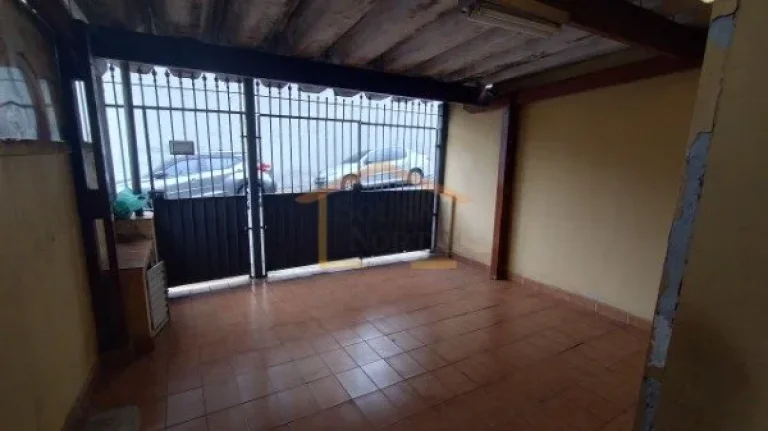 Imagem Casa antiga 2 dormitórios, 1 banheiro, 
1 vaga de garagem e cômodos amplos. Imóvel precisa de ref...