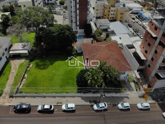 Imagem Casa com Amplo Terreno - No Centro