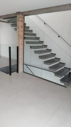 Imagem Sobrado de Alto Padrão 170 m² 3 Dormitórios 5 Vagas de Garagens