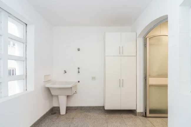 Imagem Apartamento Reformado 130M², 2Q, 1 Suíte, 2 Salas, 2 Banheiros, 1 Vaga, Portaria 24h.