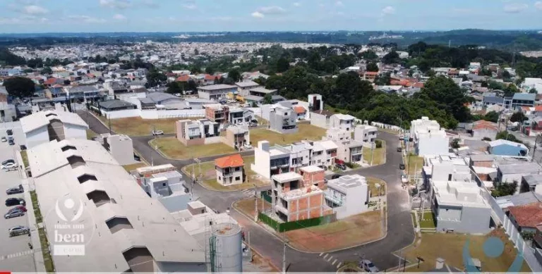 Imagem Amplo sobrado de 121 m² com 3 quartos sendo 1 suíte, 2 vagas de garagem à venda por R$ 650.000 - Campo de Santana - Curitiba/PR