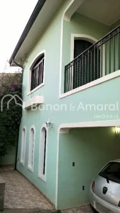 Imagem Sobrado espaçoso com 3 dormitórios, sendo 1 suíte com hidromassagem e closet, além de 2 dormitó...