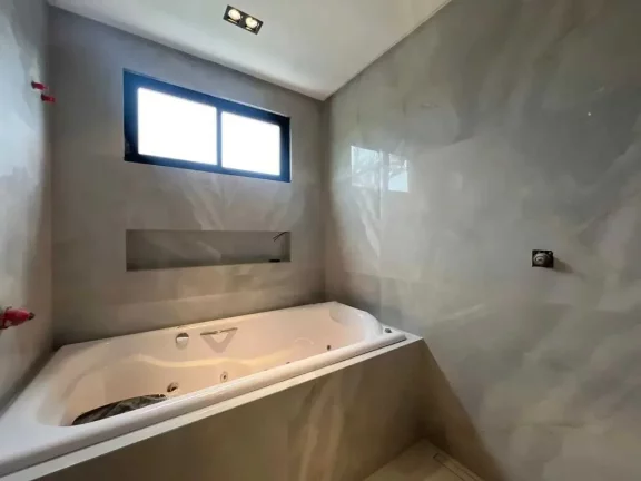 Imagem Casa nova no Condomínio Caledônia com 5 suítes e 4 vagas de garagem em Camboriú-SC