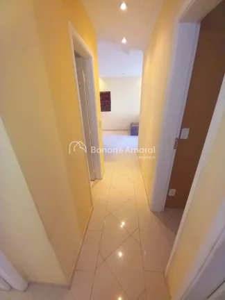 Imagem Este apartamento foi totalmente reformado e oferece um ambiente muito bem iluminado e arejado. Local...