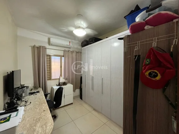 Imagem Linda casa de esquina - Casa espaçosa