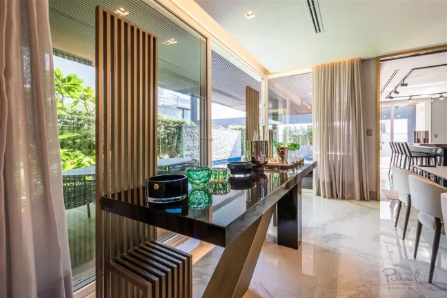 Imagem Magnífica casa em Jurerê Internacional a apenas 100m do mar. Casa localizada em exelente terreno d...