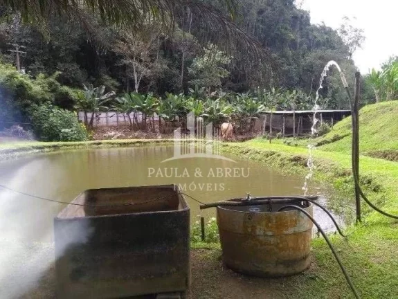 Chácara 13.000m², 6.000 Limpo, 2 Dorms 1 Suíte, Cachoeira pequena, Lago com peixe, Murada, Baia, Canil, 100 pés de Banana em Santa Rita do Ribeira, Miracatu-SP