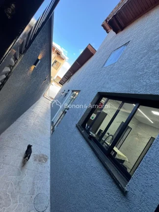Imagem Linda casa totalmente reformada, localizada na parte alta do bairro, em região tranquila e de excel...