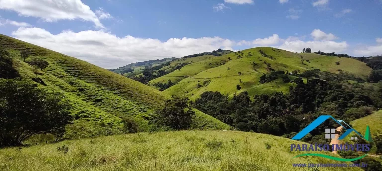 Imagem Invista em Tranquilidade: Terreno com Cachoeira e Vista Incrível!