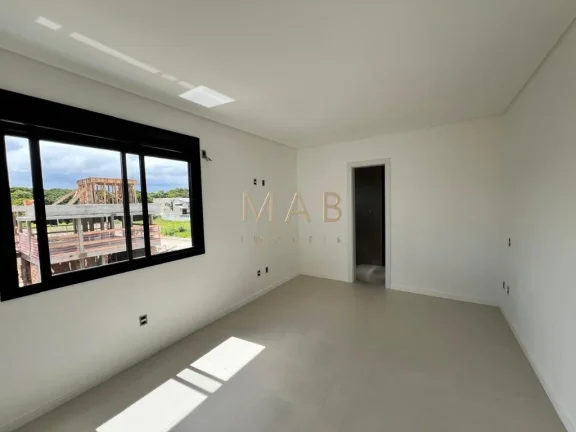 Imagem Imperdível casa à venda em Florianópolis-SC, no bairro Ingleses do Rio Vermelho, com 3 quartos, 3 suítes e 150m² de área.
