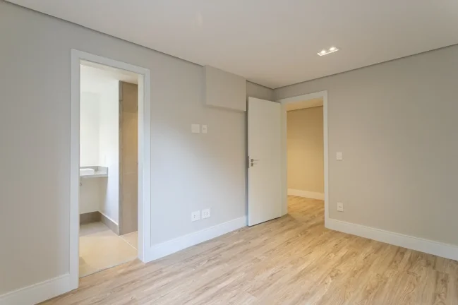 Imagem OPORTUNIDADE IMPERDÍVEL ! Apartamento 162M² Reformado, 3Q, 3 Suítes, 3 Banheiros, 3 Vagas, Piscina, Jardim.