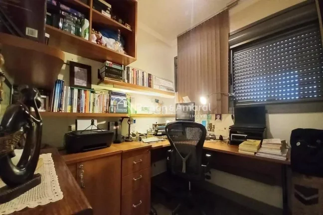 Imagem Este apartamento de 3 dormitórios, sendo 1 suíte, e 3 banheiros oferece conforto e praticidade par...