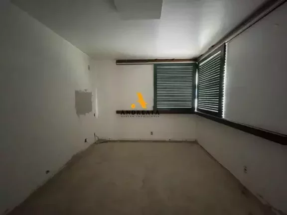 Imagem Novo Leblon - Casa localizada na melhor rua do condominio. Oportunidade de retrofit. Atenção construtrores!!!