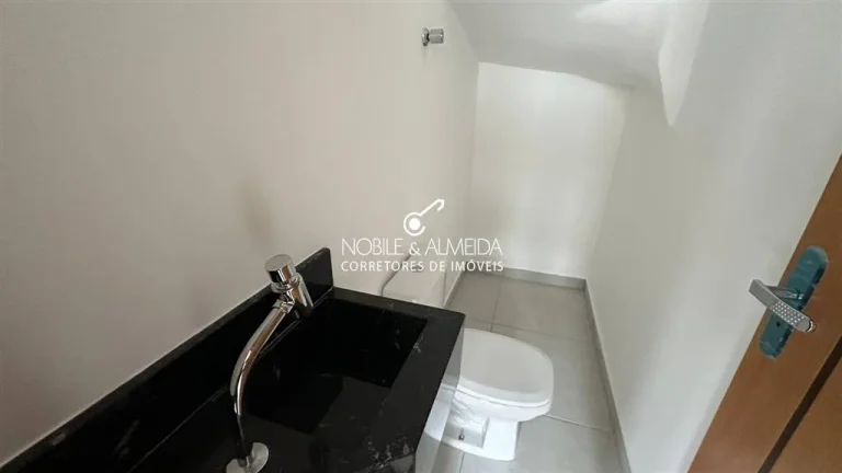 Imagem Fino acabamento, piscina e 2 vagas de garagem privativas.