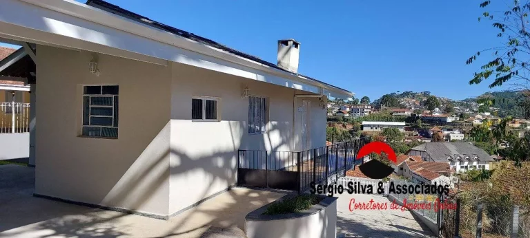 Imagem Casa a Venda na Região de Vila Abernessia, em Campos do Jordão - SP.