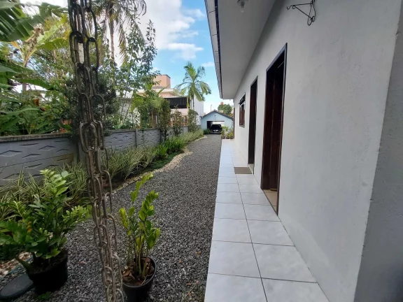 Imagem Casa com Edícula tendo 3 dormitórios sendo 1 suíte e 3 vagas no bairro São Marcos em Joinville