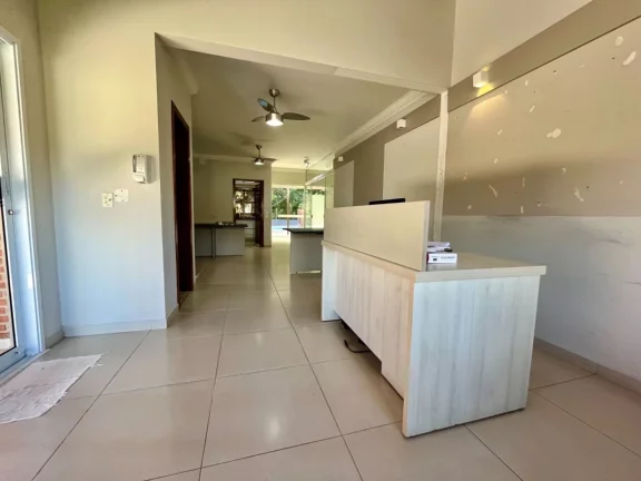 Imagem Casa de Luxo na Riviera de São Lourenço Módulo 26: 3 Quartos, 1 Suíte, Varanda Gourmet, Piscina e Muito Mais!