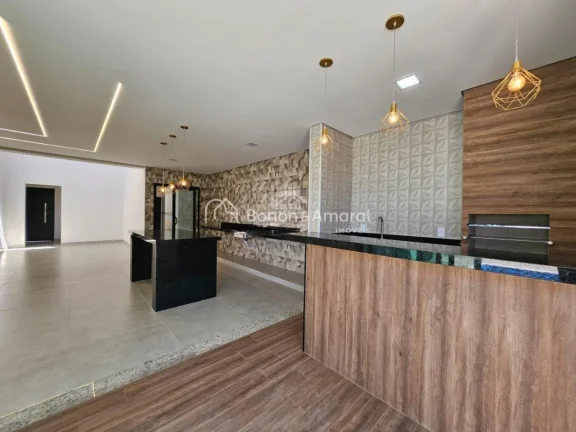 Imagem Moderna e recém-construída, esta casa térrea oferece conforto e elegância em cada detalhe. Com p...
