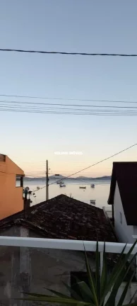 Imagem Casa á 10 metros da praia com Terraço vista Mar, Equipada com 04 dormitórios sendo 01 suíte máster à Venda em Governador Celso Ramos - SC