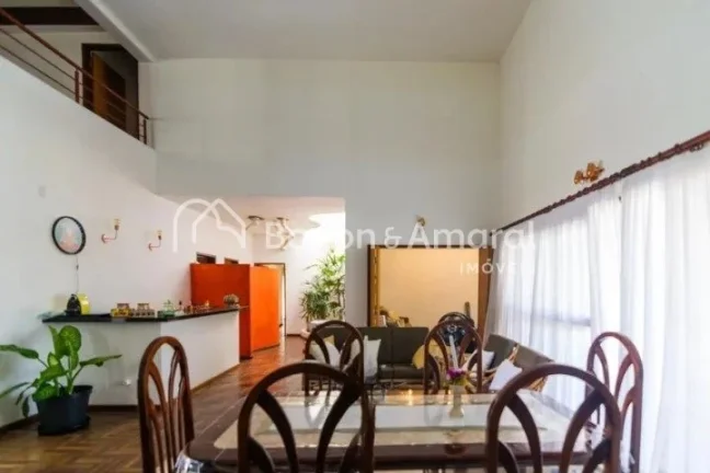 Imagem Linda e espaçosa casa com área construída de 600 m² em um terreno de 1.056 m². A residência, m...