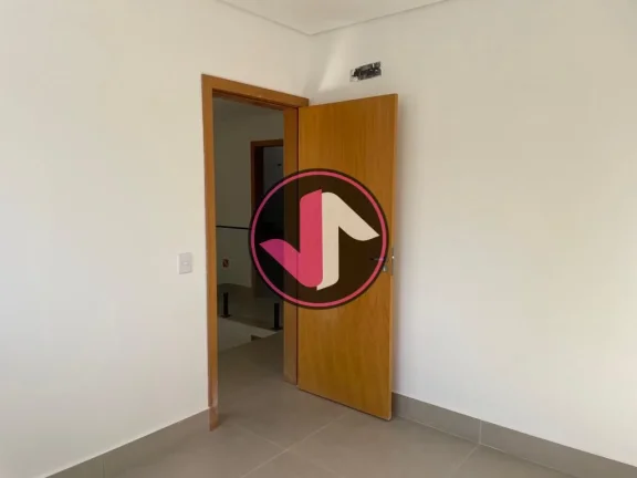 Imagem Este lindo sobrado oferece 120m² de área construída, incluindo 20m² de garagem coberta com telha...