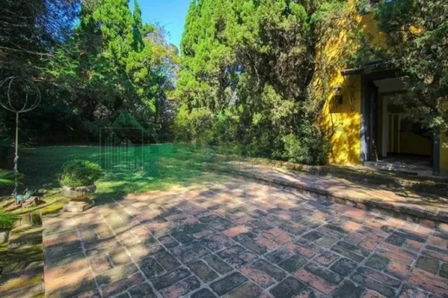 Imagem Luxuosa casa de alto padrão de 4 suítes no Jardim América: 6 salas, 8 banheiros, 12 vagas de garagem e 1.029m² de área em SP.