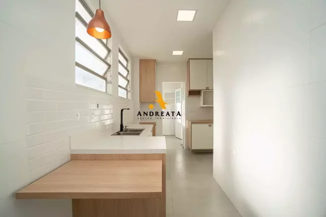 Imagem Apartamento espaçoso com 130m²; 4 quartos, sendo 1 suíte; 2 banheiros, 1 lavabo e um banheiro de serviço.