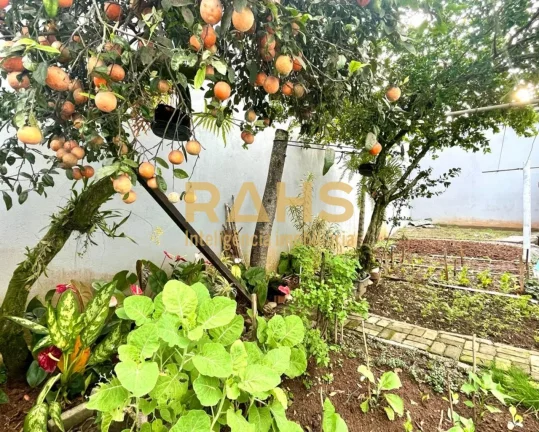 Imagem Ótimo sobrado averbado localizado no Saguaçu, com amplo espaço de fundos, com churrasqueira, pisc...