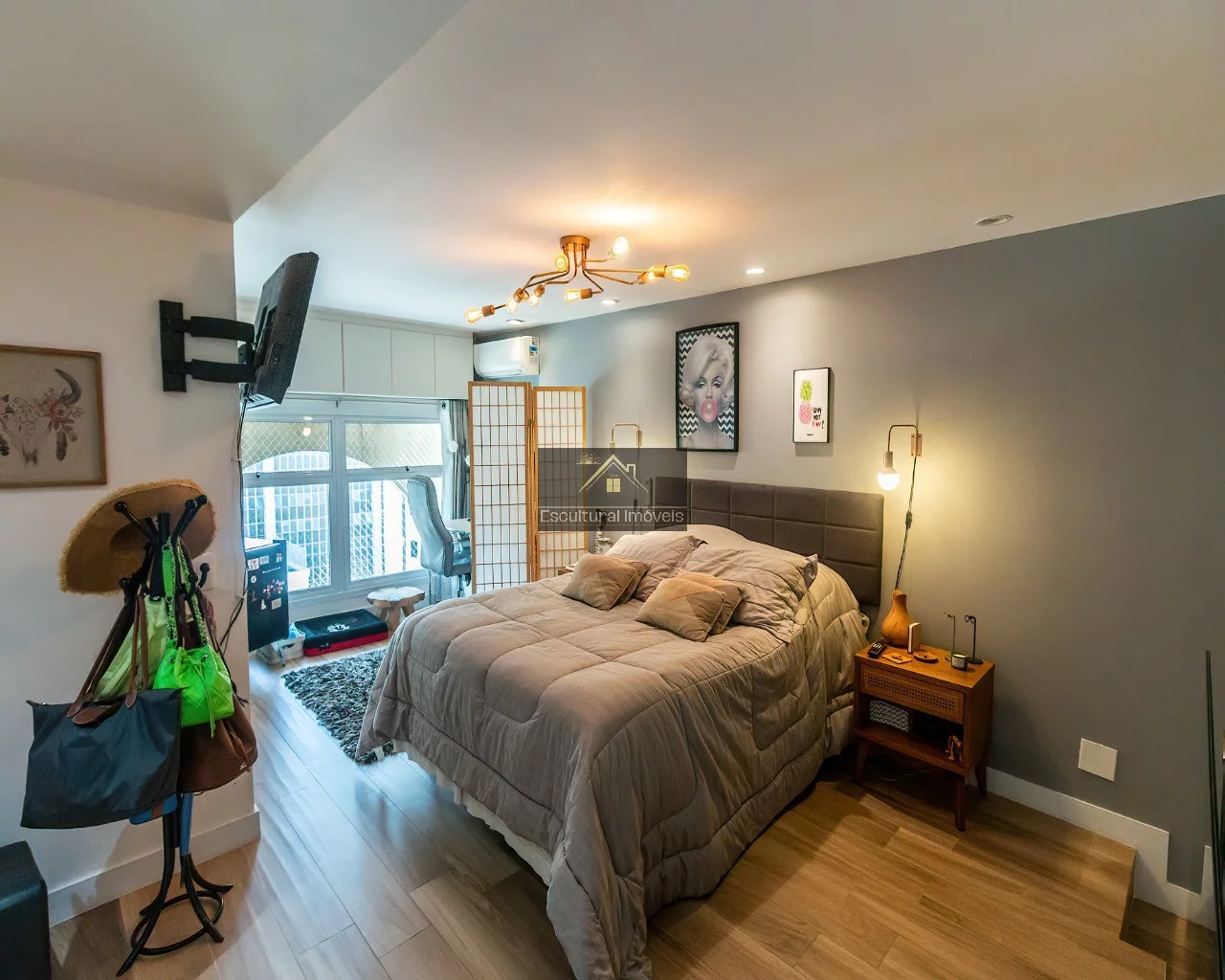 NO CORAÇÃO DO CHARMOSO BADALADO BAIRRO ITAIM APARTAMENTO DUPLEX 49,32 M 1 DORMITÓRIO SUÍTE SALA 2 AMBIENTES COZINHA ABERTA AR-CONDICIONADO 1 VAGA