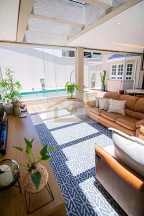 Imagem Casa de estilo Neo-Clássico recém-reformada e ampliada, 4 quartos sendo 2 suítes, 4 vagas