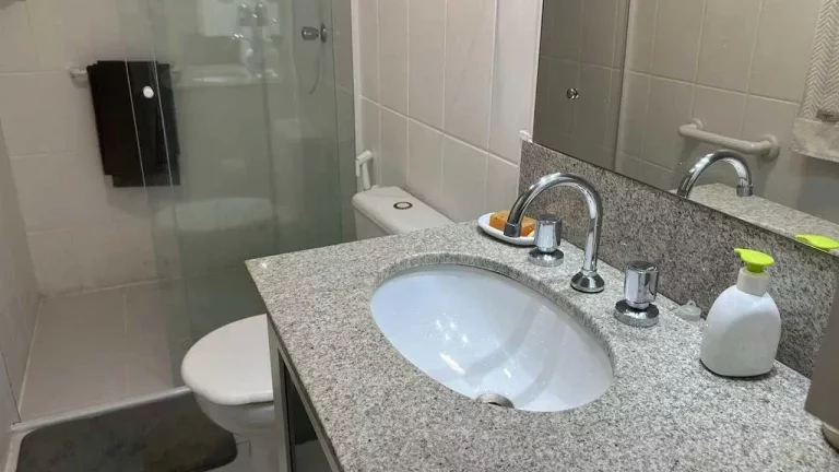 Imagem Apartamento mobiliado com 2 dormitórios sendo 1 suíte com sacada e 1 vaga de garagem
