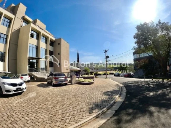 Imagem Sala comercial, com armários embutidos, frigobar, ar condicionado, microondas, banheiro e 1 vaga na...