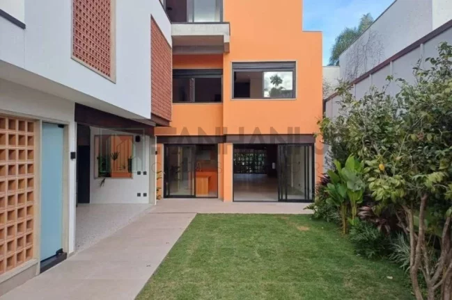 Imagem Casa de Alto Padrão no Jardim Paulista: 5 Quartos, 5 Suítes, 4 Salas, 6 Banheiros, 4 Vagas, 450 m² - São Paulo-SP
